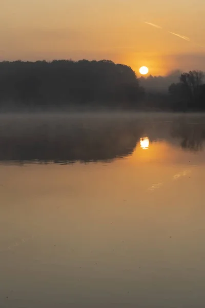 ハンガリー北部、ディオシェノ付近の池での日の出 — ストック写真