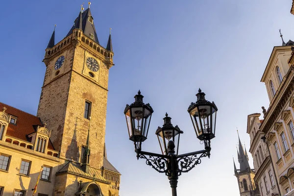 Rådhustornet på torget i Gamla Stan, Prag, Tjeckien — Stockfoto