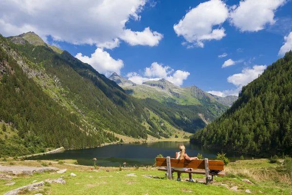 Alpine mountain lake Riesachsee κοντά στο Schladming στην Αυστρία — Φωτογραφία Αρχείου