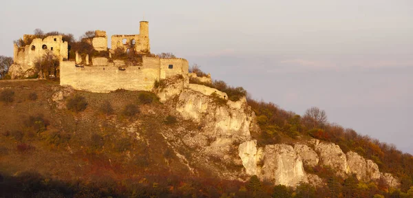 Замок Фалькенштейн осенью, Австрия — стоковое фото