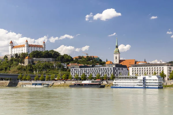 Castillo de Bratislava y río Danubio, Eslovaquia —  Fotos de Stock