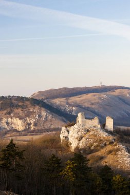 Sirotci hradek kalıntıları ve Devicky kalıntıları Palava bölgesinde, Güney M