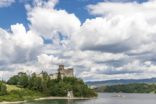 Castelo de Niedzica sobre o lago Czorsztyn em Pieniny, Polônia — Fotografia de Stock