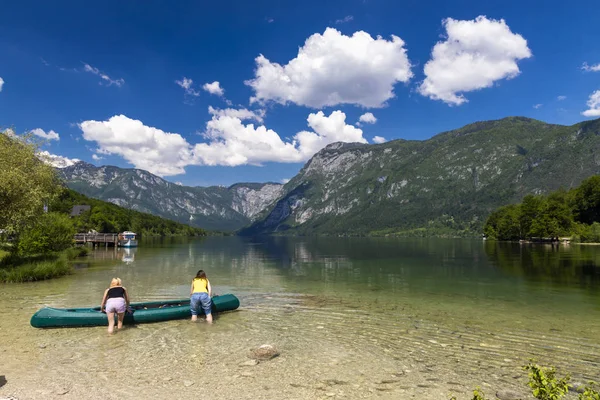 Slovenya 'daki Triglav Ulusal Parkı' nda Bohinj Gölü — Stok fotoğraf