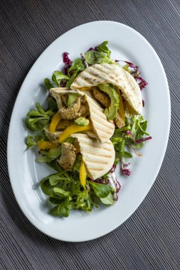 Tavuklu pide ve salata.