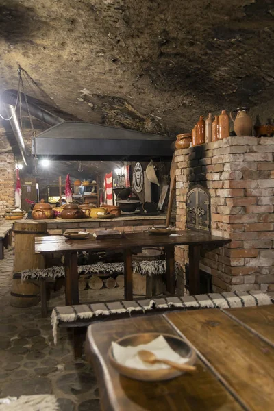 中世の居酒屋で料理,ハンガリー — ストック写真