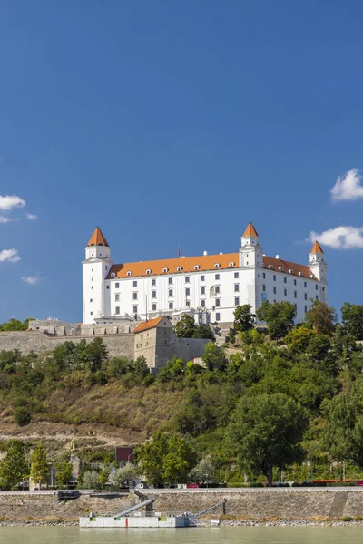 Братиславский замок и Дунай, Словакия — стоковое фото