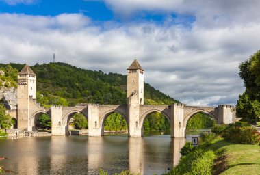 Cahors 'un güneybatısındaki Lot Nehri' nin karşısındaki Pont Valentre.