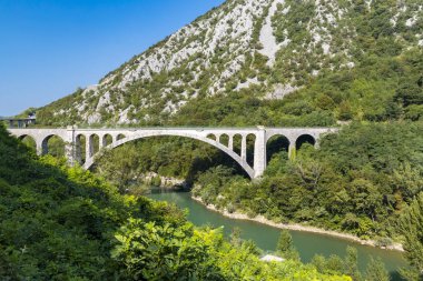 Slovenya 'nın Soca Nehri üzerindeki Solkan köprüsü
