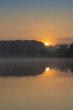 Kuzey Macaristan, Diosjeno yakınlarındaki Jenoi göletinde gün doğumu