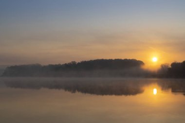 Kuzey Macaristan, Diosjeno yakınlarındaki Jenoi göletinde gün doğumu