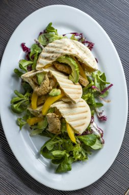 Tavuklu pide ve salata.