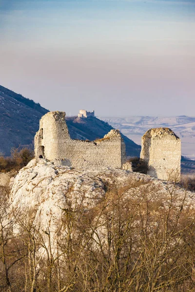 Ruiny Sirotci hradek i ruin Devicky w regionie Palava, South M — Zdjęcie stockowe