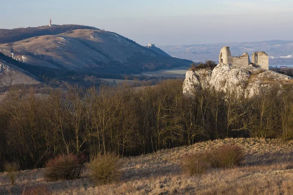 Ruinas de Sirotci Hradek y ruinas Devicky en la región de Palava, sur de M — Foto de Stock