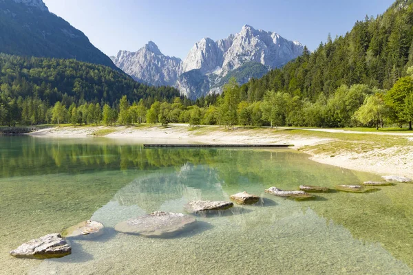 Sjö och berg nära Kranjska Gora Village i Triglav nation — Stockfoto