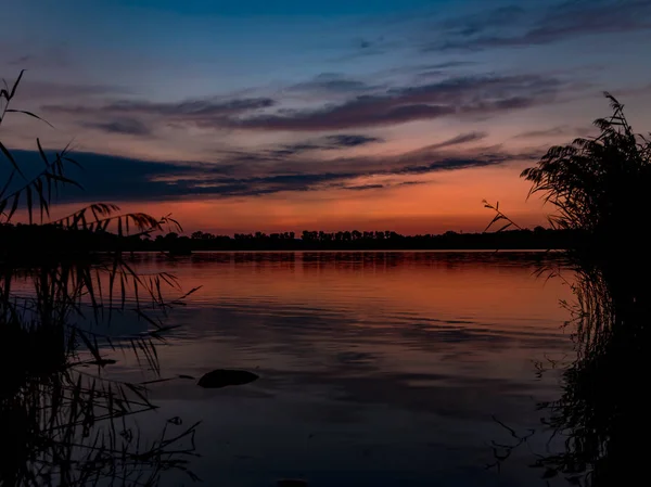 Pond Rezabinec efter solnedgången, Kestrany, Tjeckien — Stockfoto