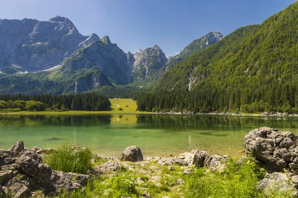 Lago di Fusine superiore koło Tarvisio, Włochy — Zdjęcie stockowe