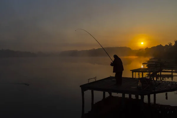 Pescador en el estanque de Jenoi cerca de Diosjeno, norte de Hungría — Foto de Stock