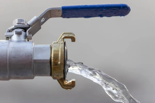 Water leaking from the valve — Stock Photo, Image