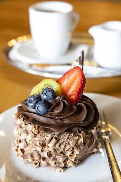 Fruchtdessert mit dunkler Schokolade — Stockfoto