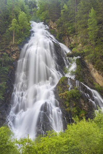 Schleierwasserfall vicino a Kails am Grosglockner, High Tauern, Aust — Foto Stock