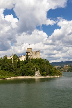 Polonya 'nın Pieniny kentindeki Czorsztyn Gölü üzerindeki Niedzica kalesi
