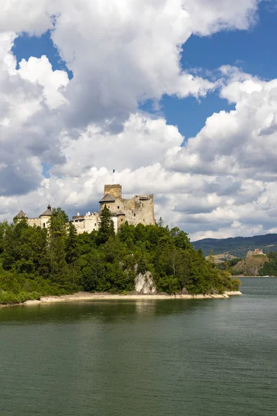 Niedzica castle over Czorsztyn lake in Pieniny, Poland — Stock Photo, Image