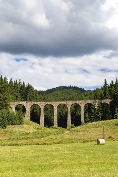 Viaducto de Chmarossky, ferrocarril viejo, Telgart, Eslovaquia — Foto de Stock
