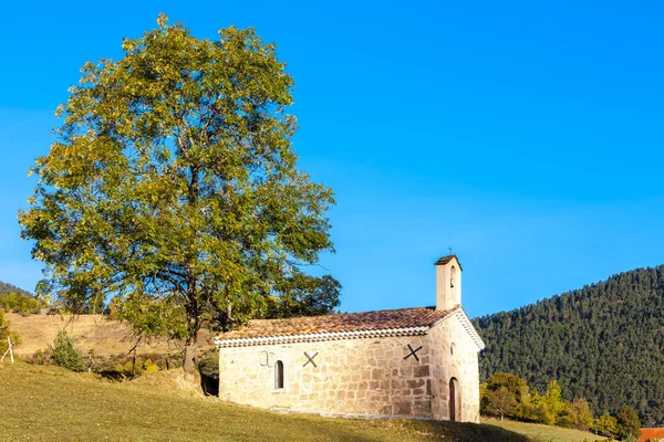Chapelle dans paysage d'automne, Provence, France — Photo