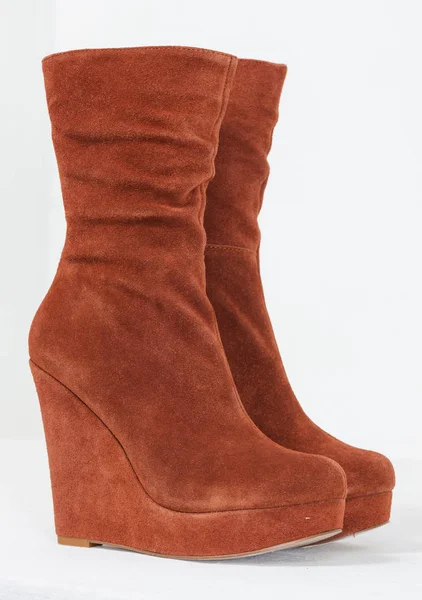 Hnědé podzimní dámské boty na bílém pozadí — Stock fotografie