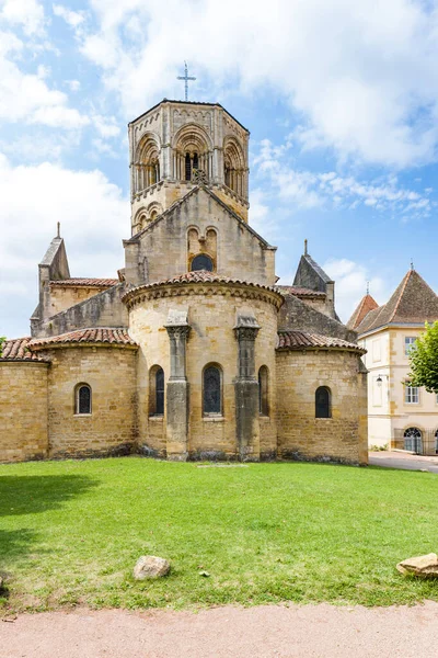 Semur en Brionnais, romantyczny kościół w Burgundii, Francja — Zdjęcie stockowe