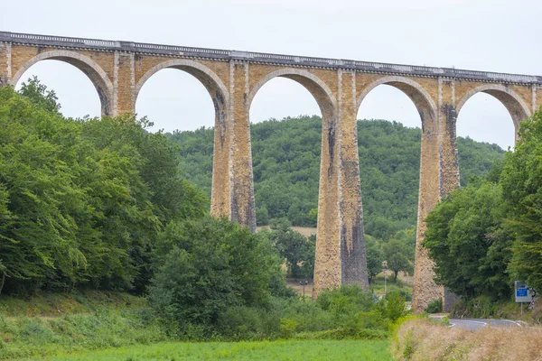 El viaducto cerca de Souillac en la región del Mediodía-Pirineo del sur — Foto de Stock