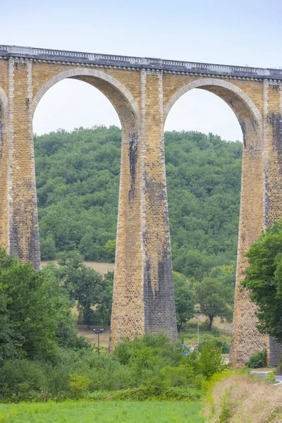 O viaduto perto de Souillac na região Midi-Pirenéus do sul — Fotografia de Stock