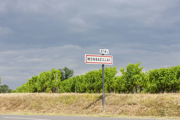 Знак и въезд в Монбазийак, Франция — стоковое фото