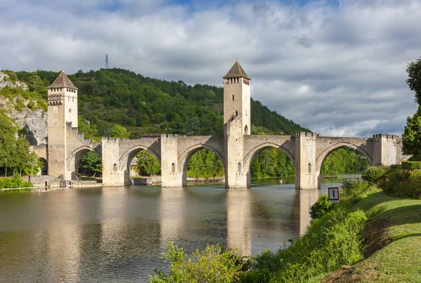 Pont Valentre aan de overkant van de Lot in Cahors Zuidwest Frankrijk — Stockfoto