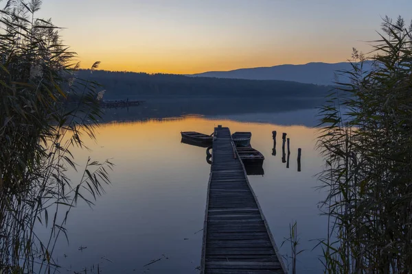 Fischerboot am Pier am Jenoi-Teich in der Nähe von Diosjeno, Nordungarn — Stockfoto