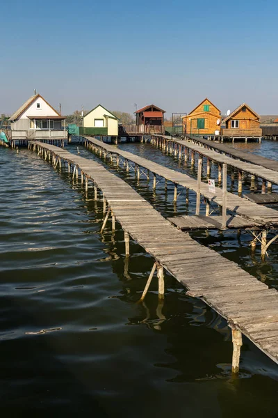 Cottage sui moli, Bokodi-to nel nord dell'Ungheria — Foto Stock