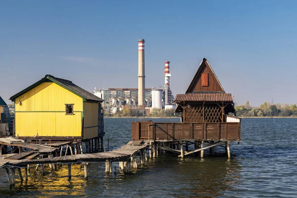 Huisjes op de pieren, Bokodi-to in het noorden van Hongarije — Stockfoto
