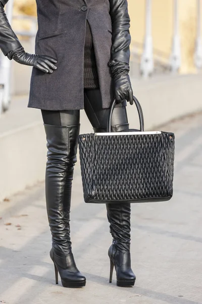 Modische schwarze Stiefel mit Handtasche — Stockfoto