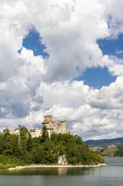 Polonya 'nın Pieniny kentindeki Czorsztyn Gölü üzerindeki Niedzica kalesi