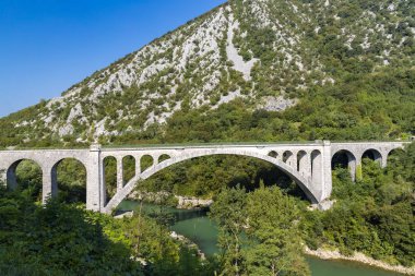 Slovenya 'nın Soca Nehri üzerindeki Solkan köprüsü