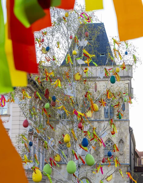 Decorațiuni de Paște în piața veche a orașului, Praga, Republica Cehă — Fotografie, imagine de stoc