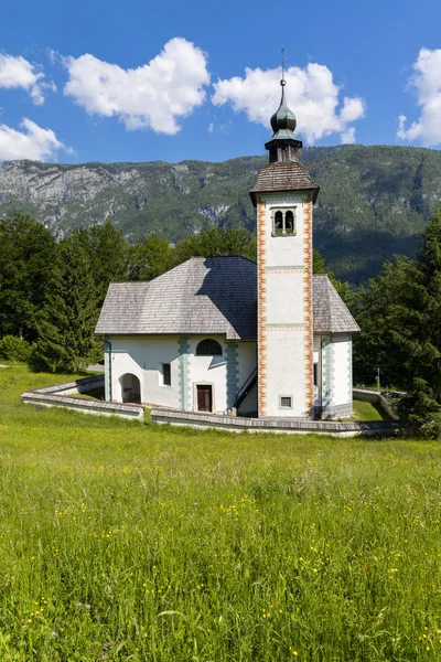 Iglesia Sveti Duh cerca del lago Bohinj en Eslovenia — Foto de Stock