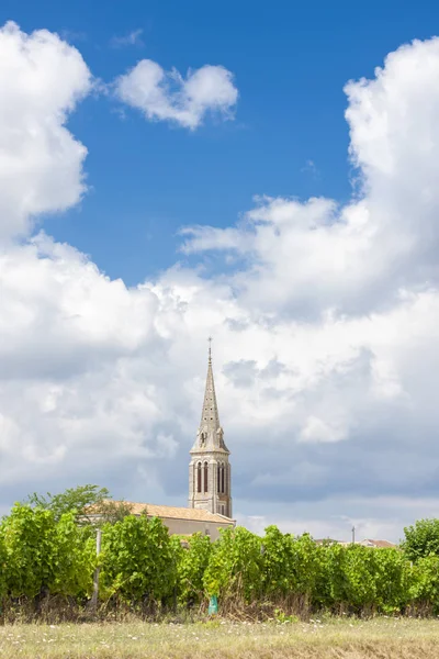 Kyrka med vingård i Saussignac nära Monbazilac, Frankrike — Stockfoto