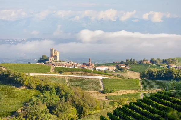 Utsikt över byn Serralunga d 'Alba och den underbara Langa — Stockfoto