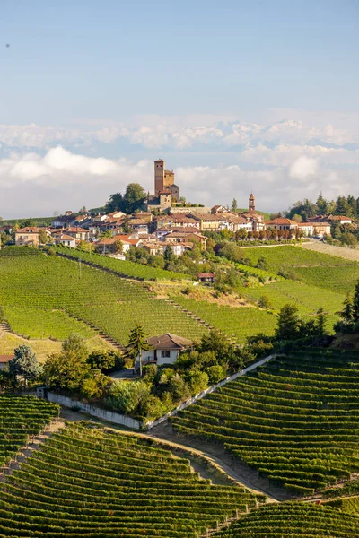 Blick auf das Dorf Serralunga d 'alba und die wunderschöne langa — Stockfoto