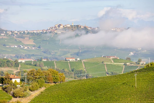 View of the village of Serralunga d`Alba and the wonderful Langa — 图库照片