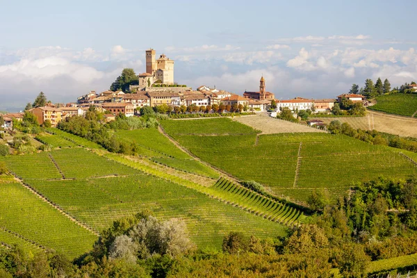 View of the village of Serralunga d`Alba and the wonderful Langa — Stock Photo, Image