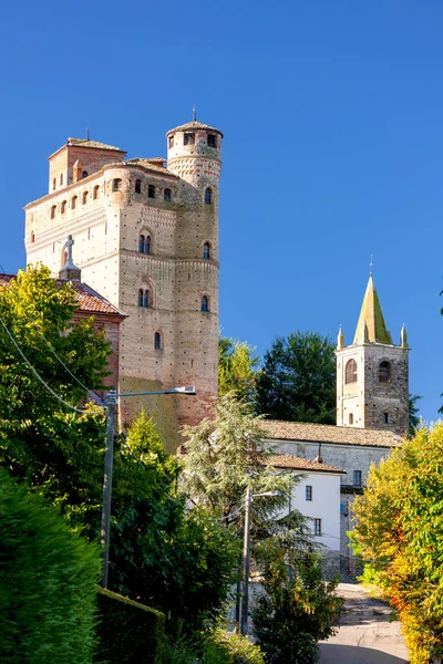 Slott och by Castiglione Falletto, Piemonte, Italien — Stockfoto