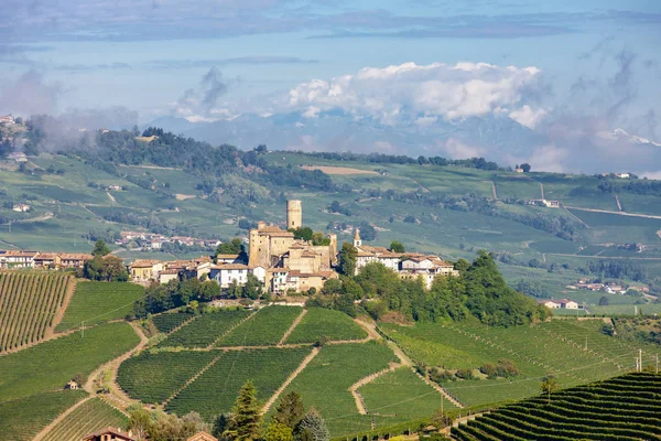 Zamek i wieś Castiglione Falletto, Piemont, Włochy — Zdjęcie stockowe